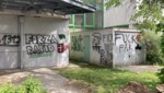 Die Wände der Sportmittelschule und der Volksschule waren Leinwände für vier Burschen, die ihre sportliche und menschliche Gesinnung verewigen mussten. (Bild: Charlotte Titz)