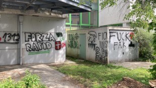 Die Wände der Sportmittelschule und der Volksschule waren Leinwände für vier Burschen, die ihre ...