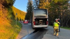 Kurz vor dem Hotel gab der Bus sprichwörtlich den Geist auf. (Bild: FF Axams, Krone KREATIV)