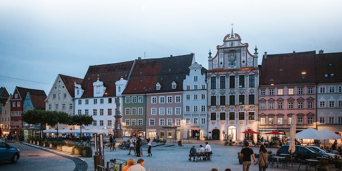 Der Hauptplatz von Landsberg am Lech zeichnet sich durch seine dreieckige Form aus.