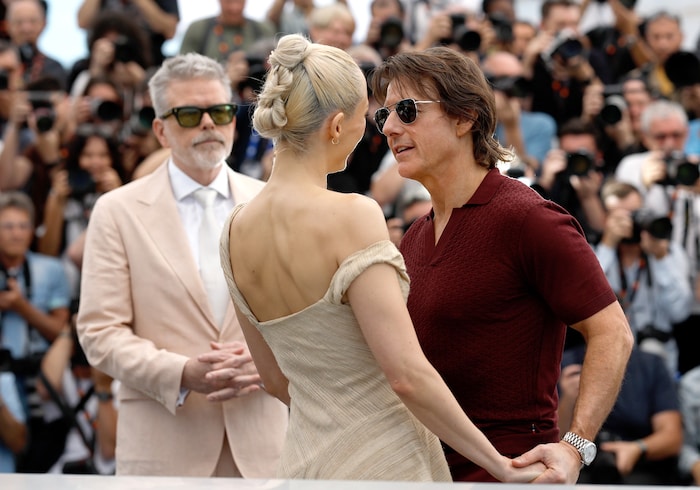 Pom Klementieff und Tom Cruise begrüßen sich