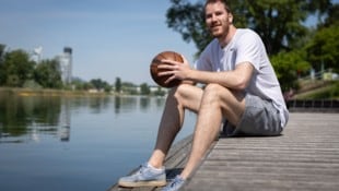 NBA-Star Jakob Pöltl beim Besuch an der Alten Donau. (Bild: Urbantschitsch Mario)