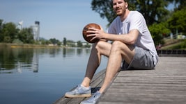 NBA-Star Jakob Pöltl beim Besuch an der Alten Donau. (Bild: Urbantschitsch Mario)