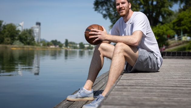 NBA-Star Jakob Pöltl beim Besuch an der Alten Donau.