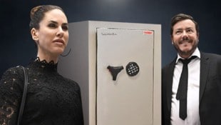 Ehepaar Benko: Aufregung um einen Tresor im Tiroler Ort Pfunds (Bild: Krone KREATIV/APA/picturedesk.com/Hans Klaus Techt, zVg., stock.adobe.com)