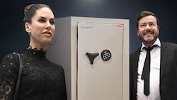 Ehepaar Benko: Aufregung um einen Tresor im Tiroler Ort Pfunds (Bild: Krone KREATIV/APA/picturedesk.com/Hans Klaus Techt, zVg., stock.adobe.com)