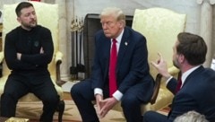 Von links: Der ukrainische Präsident Wolodymyr Selenskyj, US-Präsident Donald Trump und US-Vizepräsident JD Vance (Bild: AP/Mystyslav Chernov)