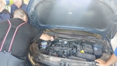 Florianis aus Waid- hofen an der Thaya untersuchten das Auto und bauten das betroffene Teil aus. Lenker konnte Fahrt fortsetzen. (Bild: FF Waidhofen/Thaya)
