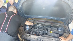 Florianis aus Waid- hofen an der Thaya untersuchten das Auto und bauten das betroffene Teil aus. ...