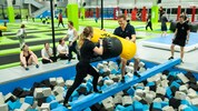 Trampolinspringen fördert Koordination, Ausdauer und Kraft, schont die Gelenke und setzt ...