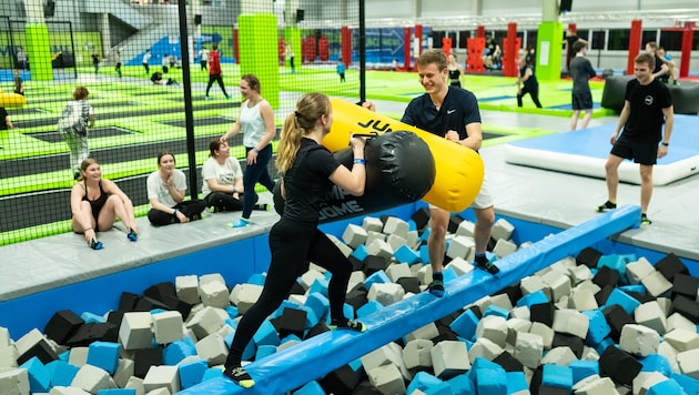 Trampolinspringen fördert Koordination, Ausdauer und Kraft, schont die Gelenke und setzt Glückshormone frei.