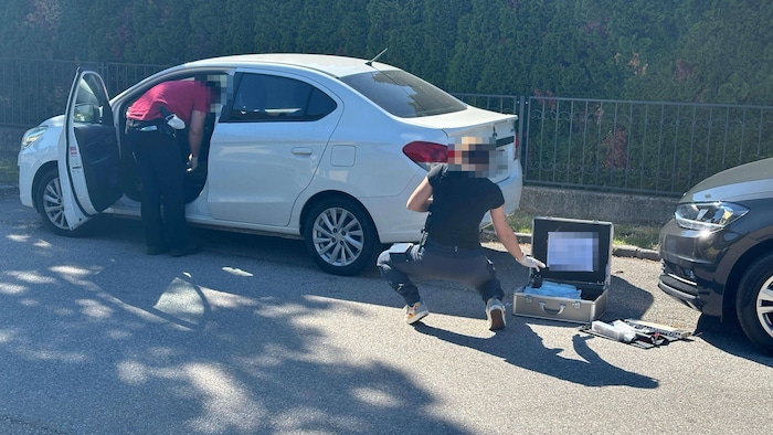 Ermittler untersuchten die erbeuteten Fahrzeuge nach Spuren