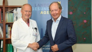 Der Waldviertler Gesundheitsmanager Andreas Reifschneider gratuliert Primar Reinhold Klug zur ...