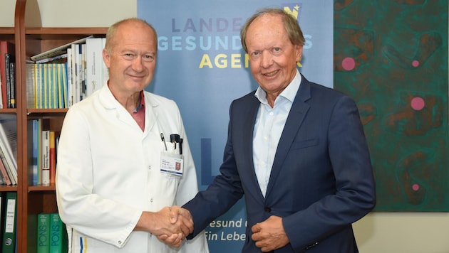 Der Waldviertler Gesundheitsmanager Andreas Reifschneider gratuliert Primar Reinhold Klug zur Bestellung zum ärztlichen Direktor des Klinikverbandes Horn-Allentsteig.