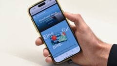 Das KlimaTicket gibt es als Plastikkarte oder über diverse Apps am Handy. Die Kosten sind ...