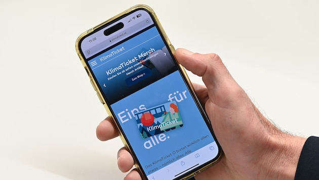 Das KlimaTicket gibt es als Plastikkarte oder über diverse Apps am Handy. Die Kosten sind ...