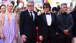 Tom Cruise mit seinem Team bei der „Mission: Impossible“-Premiere in Cannes. (Bild: AFP/MIGUEL MEDINA)