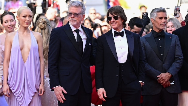 Tom Cruise mit seinem Team bei der „Mission: Impossible“-Premiere in Cannes.