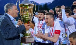 SFV-Präsident Wolfgang Zingerle übergab die Trophäe an Tamas Tandari und Co. 