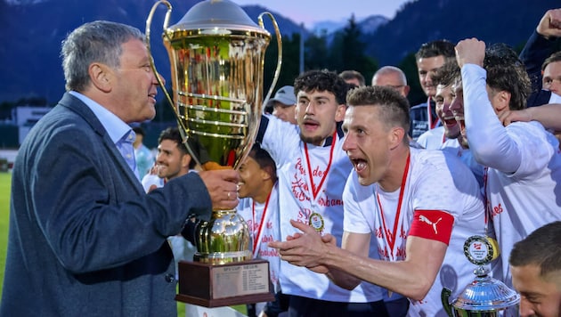 SFV-Präsident Wolfgang Zingerle übergab die Trophäe an Tamas Tandari und Co. 