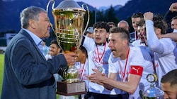 SFV-Präsident Wolfgang Zingerle übergab die Trophäe an Tamas Tandari und Co.  (Bild: Tröster Andreas)
