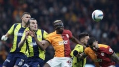 Victor Osimhen (m.) traf doppelt. (Bild: EPA/ERDEM SAHIN)