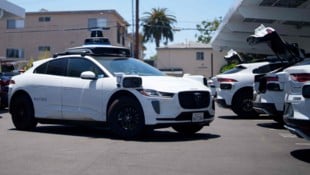 Waymo waren zwischen 2022 und Ende 2024 16 Kollisionen bekannt geworden. (Bild: AFP/ERIC THAYER)