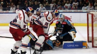 Mario Huber(li.), Peter Hochkofler und Co. gegen die Linzer – das Derby in der Eishockeyliga ist ...