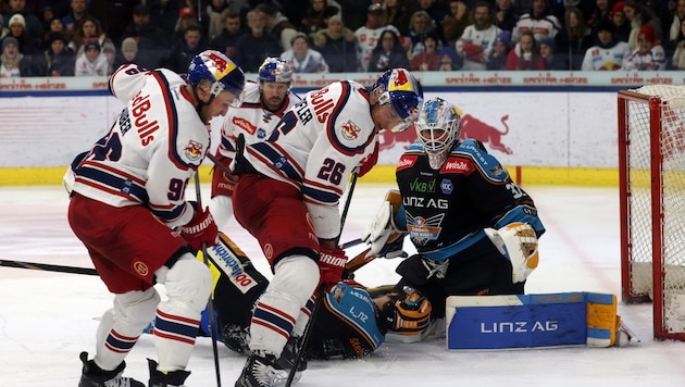 Mario Huber(li.), Peter Hochkofler und Co. gegen die Linzer – das Derby in der Eishockeyliga ist ...