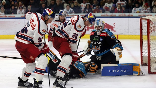 Mario Huber(li.), Peter Hochkofler und Co. gegen die Linzer – das Derby in der Eishockeyliga ist immer heiß.