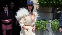 Schön, oder doch ganz schön schrecklich? Kim Kardashian ließ in Paris ihren BH blitzen.