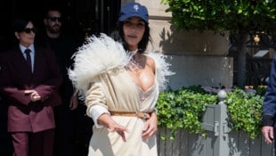 Schön, oder doch ganz schön schrecklich? Kim Kardashian ließ in Paris ihren BH blitzen. (Bild: Viennareport)