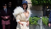 Schön, oder doch ganz schön schrecklich? Kim Kardashian ließ in Paris ihren BH blitzen.