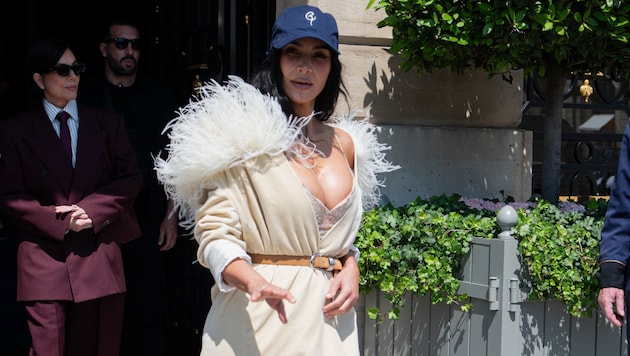 Schön, oder doch ganz schön schrecklich? Kim Kardashian ließ in Paris ihren BH blitzen.