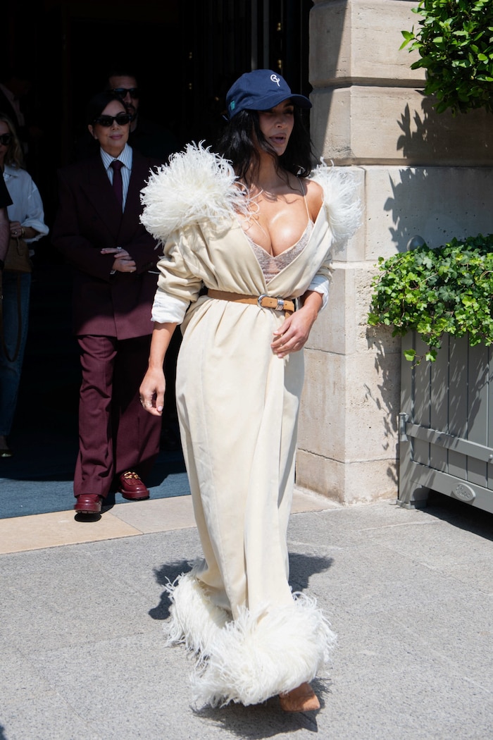 Kim Kardshian mit Schirmkapperl, Federn und BH-Blitzer in Paris