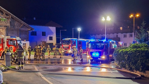 Zahlreiche Feuerwehrleute rückten an.