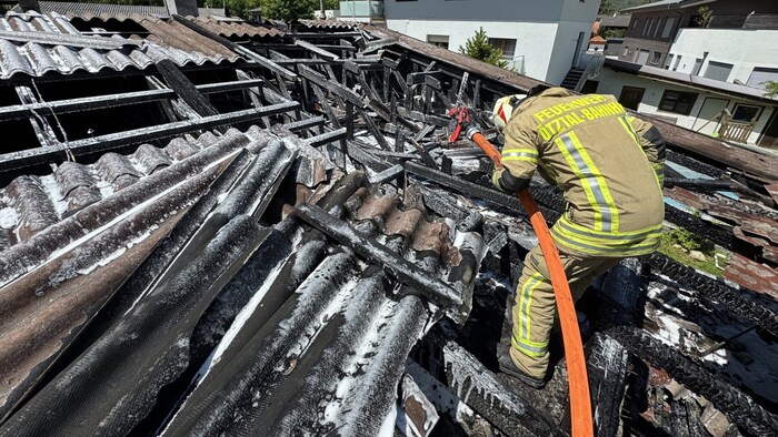Das Dach musste von der Feuerwehr teilweise geöffnet werden.