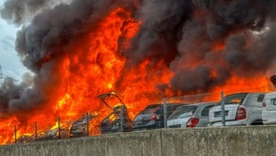 Die Flammen hatten rund 50 Autos in Brand gesetzt. (Bild: Kerschbaummayr Werner)