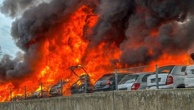 Die Flammen hatten rund 50 Autos in Brand gesetzt. (Bild: Kerschbaummayr Werner)