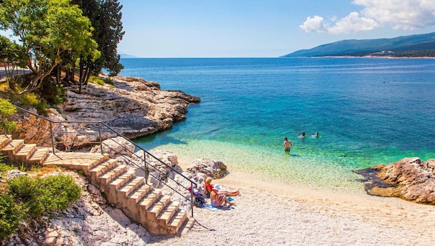 Rabac lockt mit idyllischen Buchten – perfekt für eine Pause zwischen Trüffeln, Wein und Olivenöl.