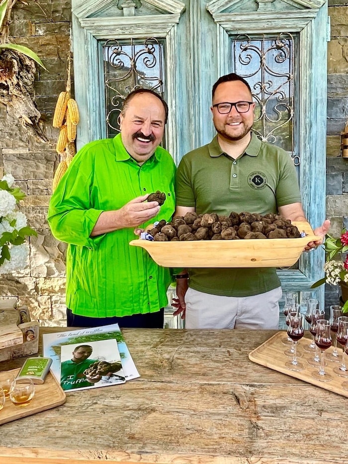 Gut lachen haben Johann Lafer und Ivan Karlić bei dem Trüffel-Schatz.