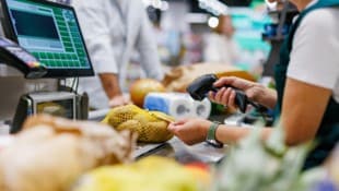 Die Wissenschaft weiß: Der Barcode-Scanner im Supermarkt ist harmlos. (Bild: Zamrznuti tonovi - stock.adobe.com)