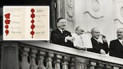 Außenminister Leopold Figl zeigt auf dem Balkon des Belvedere der jubelnden Menge den ...