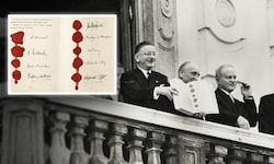 Außenminister Leopold Figl zeigt auf dem Balkon des Belvedere der jubelnden Menge den ...