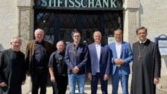 Die Stiftsschank hat einen neuen Pächter (v.l.): Abt em. Ambros Ebhart, Richard Hackl, Harry ...
