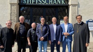 Die Stiftsschank hat einen neuen Pächter (v.l.): Abt em. Ambros Ebhart, Richard Hackl, Harry ...