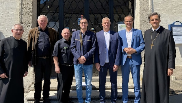 Die Stiftsschank hat einen neuen Pächter (v.l.): Abt em. Ambros Ebhart, Richard Hackl, Harry Pettermann, Wolfgang Auinger, Renaldo Lipp-Auinger, Stefan Kerschbaumer und Abt Bernhard Eckerstorfer.