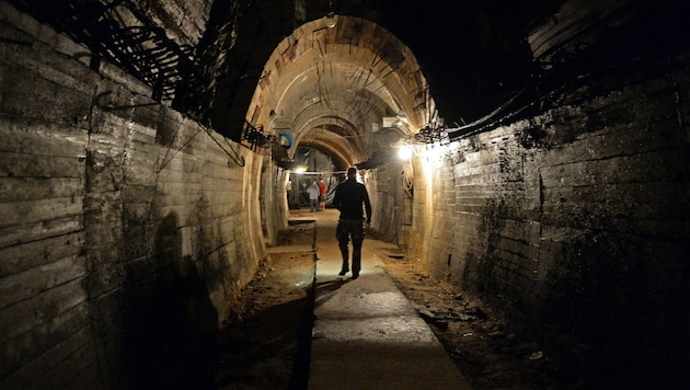 Ende des Zweiten Weltkrieges soll ein Zug voller von Nationalsozialisten geraubtem Gold nahe der polnischen Stadt Walbrzych verschwunden sein.