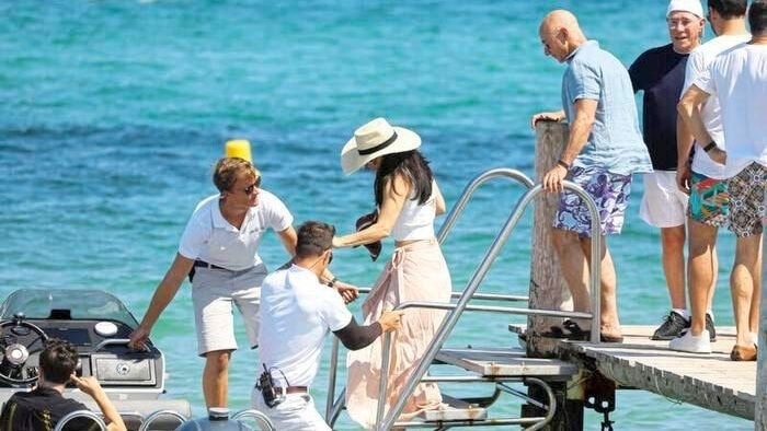 Multimilliardär Jeff Bezos und seine barfüßige Amazone Lauren Sánchez lassen sich nach dem Mahl ...