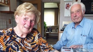 Anna Wajs erzählt erstmals öffentlich – und mit Unterstützung ihres Gatten August –, was ihr 1945 widerfahren ist.  (Bild: Peter Bernthaler)